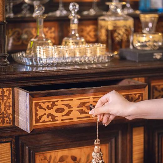 独角鹿西洋古董法国出品路易十六风格实木精雕装饰美惠三女神及古器花卉主题细木镶嵌边柜 商品图5