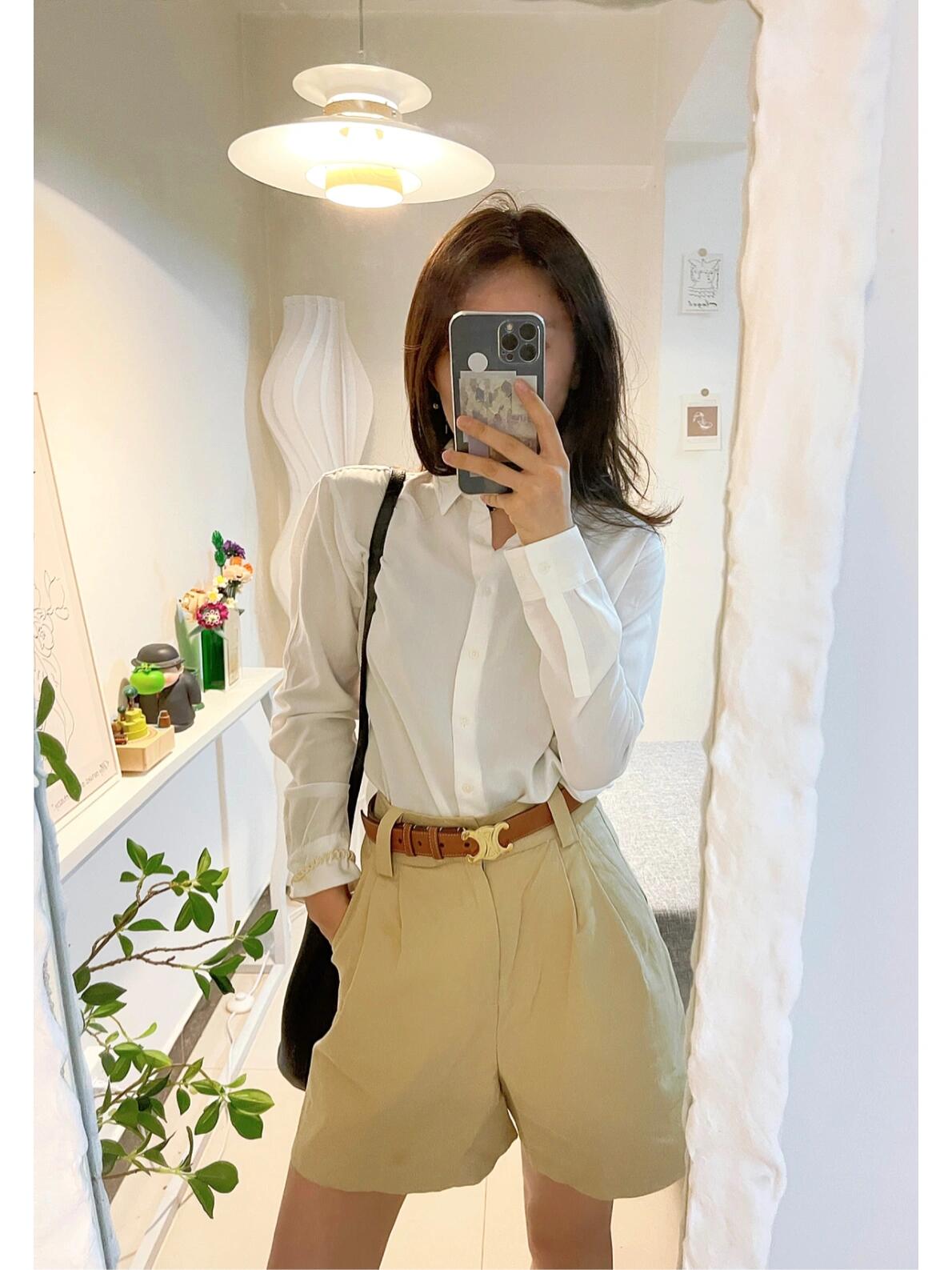 氛围大师~ CELINE 赛琳凯旋门系列 2.5cm 女士腰带 进口牛皮制作，手感柔软细腻，上身效果超级好看  简约又高级！搭配休闲裤、牛仔裤、连衣裙都有很不错的搭配效果 职场、时尚轻松驾驭!