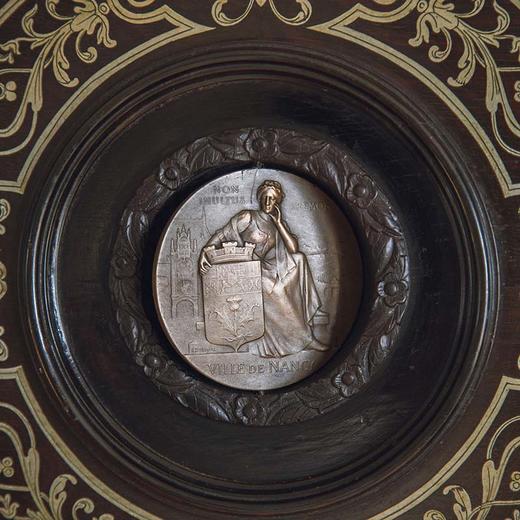 独角鹿西洋古董法国出品卷叶纹及胜利旗帜主题布勒镶嵌装饰南锡世博会奖牌实木玻璃展示柜 商品图7