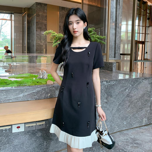 奢姿大码女装2026夏季减龄亮片立体装饰V领连衣裙胖妹妹时尚裙子9952853297 商品图4