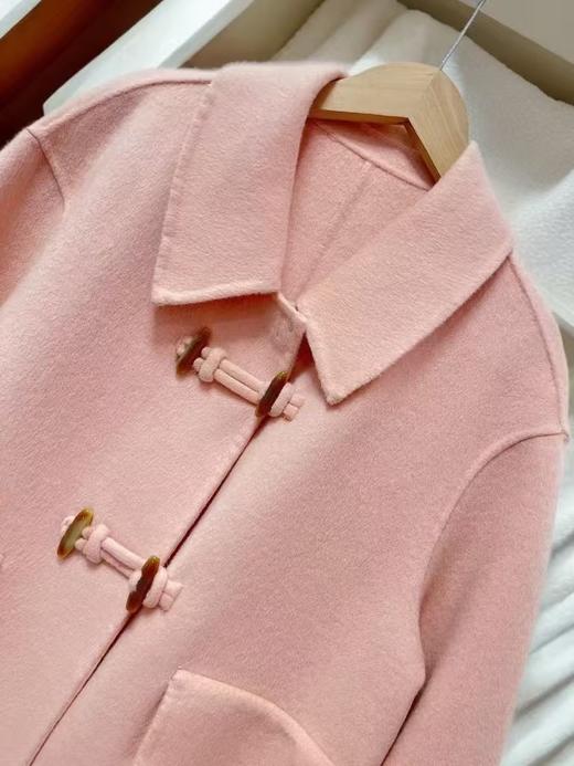 【高端系列】手工定制2330款70%绵羊毛牛角扣优雅樱花粉双面尼外套-喜出 商品图4