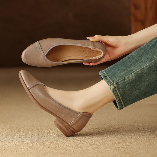 【预售5天】软皮圆头时尚浅口低跟鞋女春夏季新款软底单鞋简约粗跟通勤女鞋LG&760-1398 商品图1
