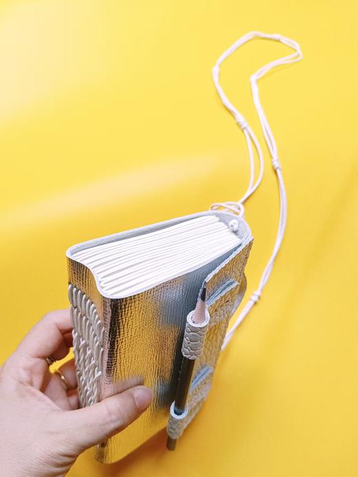 【订单现做 预售】原创手工牛皮背包笔记本 （五色可选：银色/黑色/棕色/绿色/灰色）文创 送礼 礼物  广西师范大学出版社 商品图2