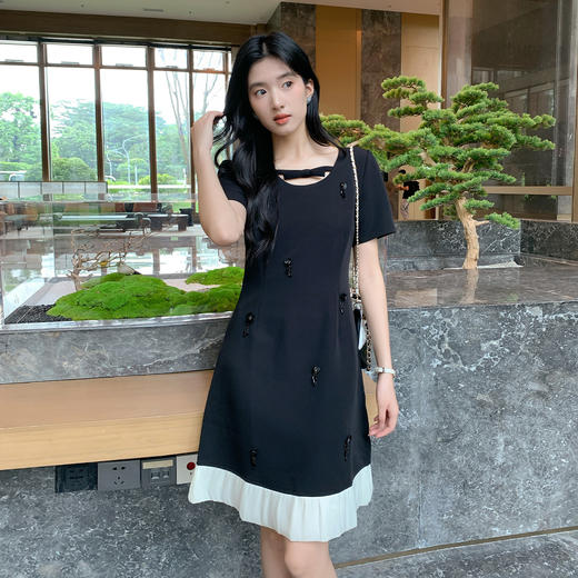 奢姿大码女装2026夏季减龄亮片立体装饰V领连衣裙胖妹妹时尚裙子9952853297 商品图0