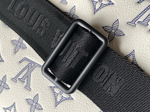 夏季特惠💰960 原单LV胸包腰包M25227 变码芯片163 C 本款Rush腰包以Monogram Shadow牛皮革塑造贴身构型 商品图6