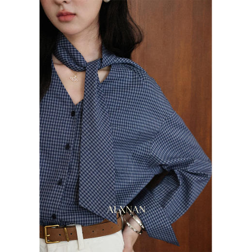 鹿向南「松露秘语」蓝色格子V领衬衫女初秋气质法式宽松显瘦上衣 商品图3