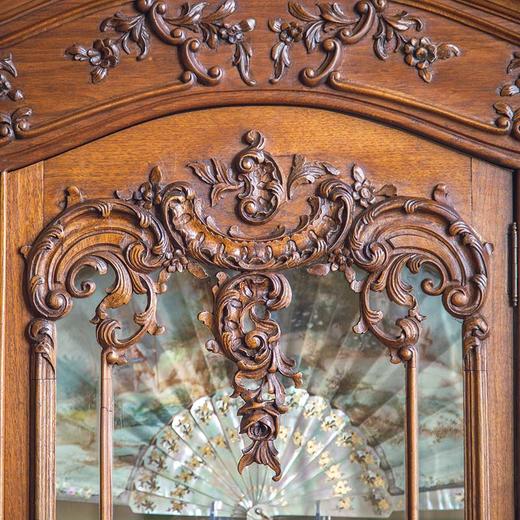 独角鹿西洋古董法国出品路易十五风格繁花卷叶纹胡桃木精雕装饰玻璃展柜 商品图4