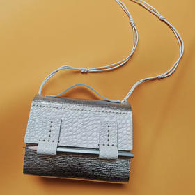 【独秀书香卡】原创手工牛皮背包笔记本 / 樟木扣手工牛皮笔记本 包包 文创 广西师范大学出版社