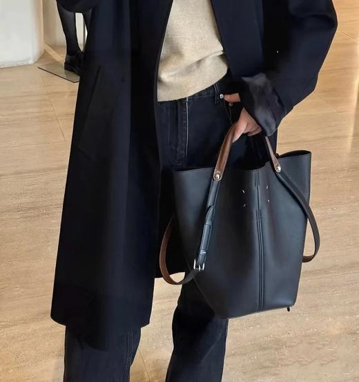 重磅推荐！MM6多种背法水桶包  手提肩背托特包 Dress Age tote马术水桶包 商品图0