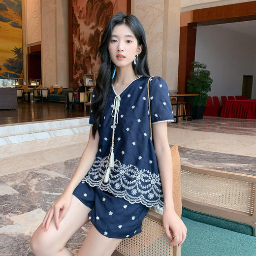 奢姿大码女装2025夏季减龄花边刺绣设计V领两件套胖妹妹时尚套装9952969870 商品图0