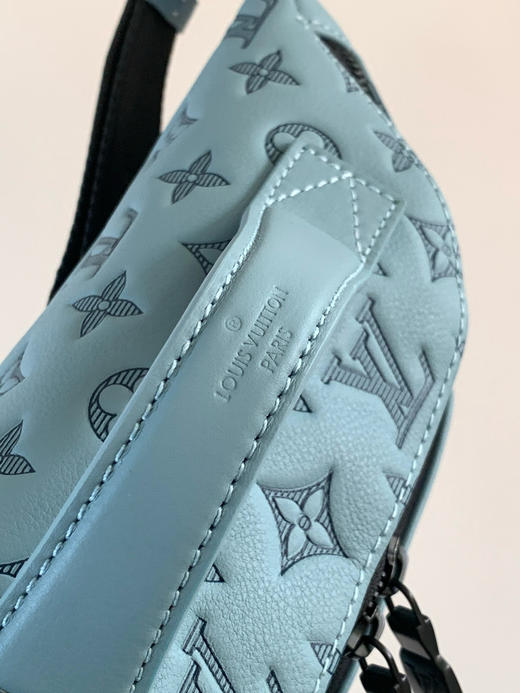 夏季特惠💰980 原单LV胸包腰包 M14782浅蓝 原单 变码芯片163c 全皮压花胸包腰包 Rush 腰包 商品图5