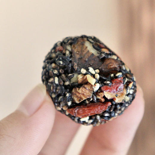 【29.9购2大箱】天鲜萌红枣枸杞桑葚黑芝麻丸300g 商品图2