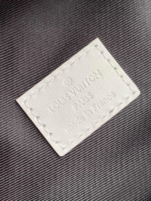 夏季特惠💰960 原单LV胸包腰包M25227 变码芯片163 C 本款Rush腰包以Monogram Shadow牛皮革塑造贴身构型 商品图8