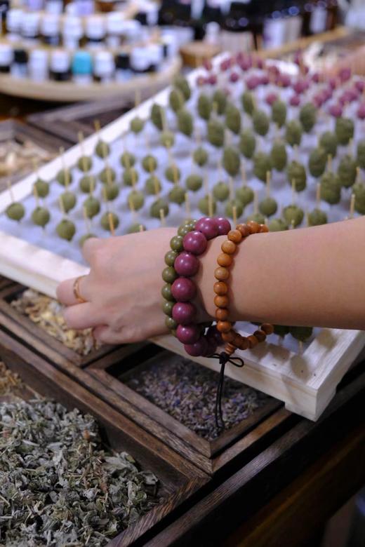 【芳疗师非遗手作合香珠合香梳】预售定制 纯手工制作！一个月发货 古方传承，植物成分，不含纸板材料，香精，色素，胶水，抛光油漆，纯手工搓制非批量机器珠。合香珠属于特殊定制产品下单后不支持无理由退换 商品图6