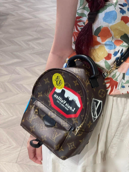 LV 老花 印花 徽章 mini 双肩包 商品图1