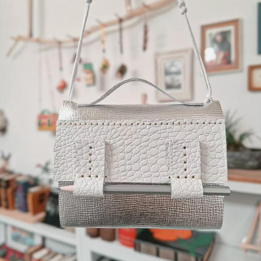 【现货】原创手工牛皮背包笔记本 / 樟木扣手工牛皮笔记本 包包 文创 广西师范大学出版社 商品图1