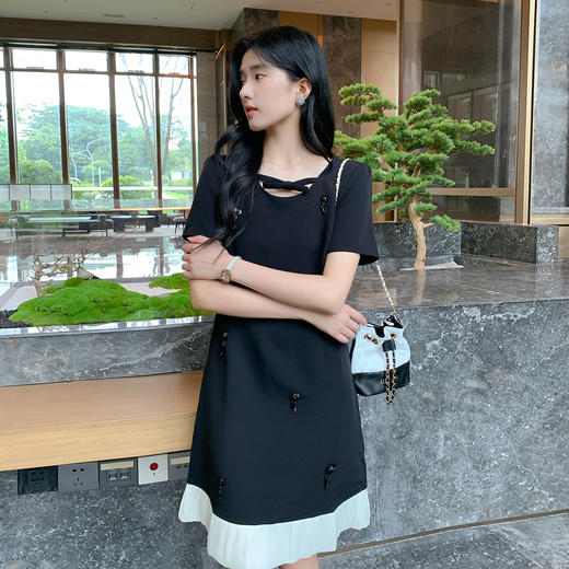 奢姿大码女装2026夏季减龄亮片立体装饰V领连衣裙胖妹妹时尚裙子9952853297 商品图1