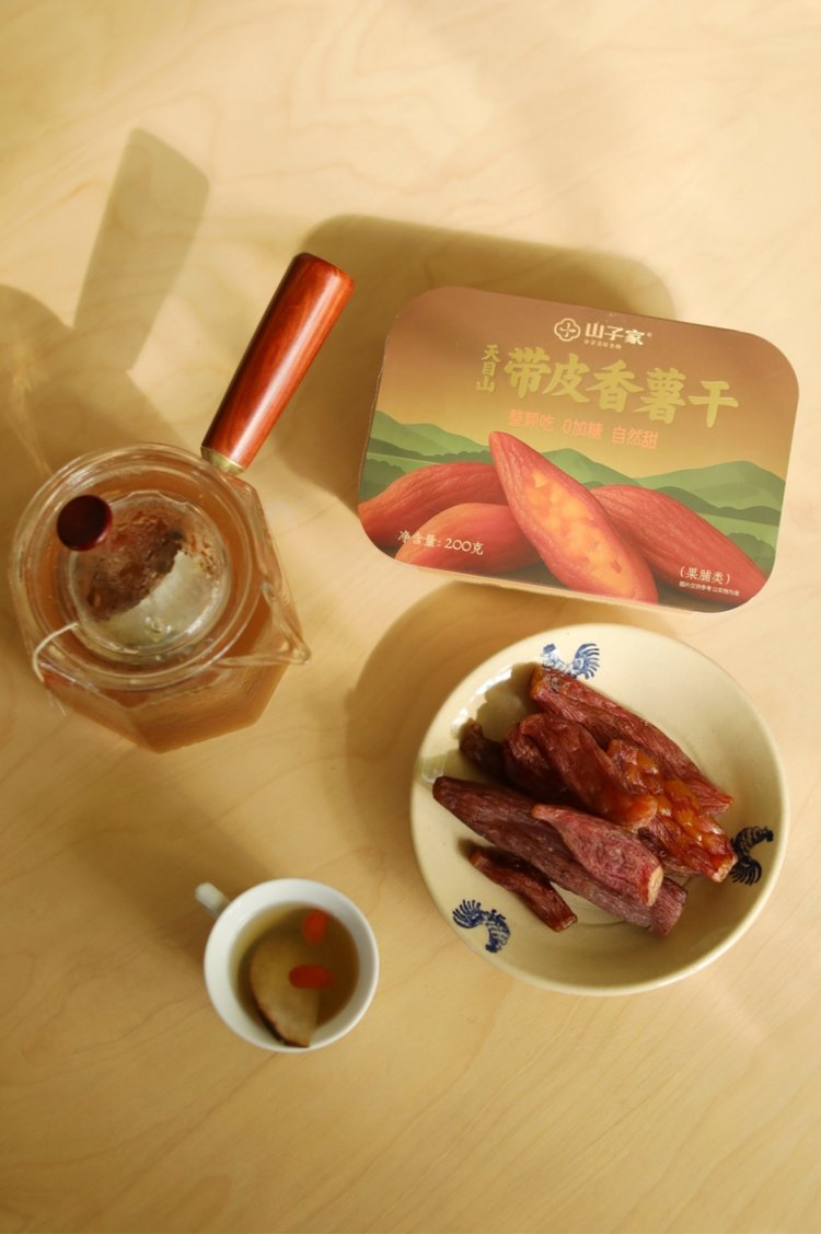 四蒸四烘低温慢烤84小时【天目山带皮整颗香薯干】甜度适中自然甜，薯香四溢，香甜软糯，无筋无丝，自带嚼劲不粘牙