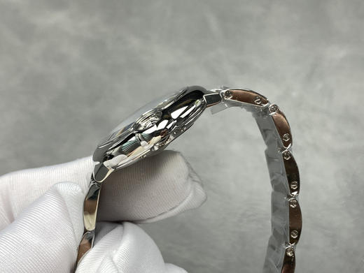 AF——卡地亚33mm蓝气球系列腕表
【表壳】直径33毫米，原装一致！精钢材质表壳，最顶级蓝宝水晶镜面月牙开口一模一样。全部可与原装正品手表零件互换！精细无比！整个手表基于正品原版开模的copy版本❕ 商品图5