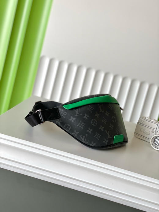 夏季特惠💰730 原单LV M25924 尺寸：44×15×9cm DISCOVERY 黑花腰包 变码芯片 商品图1