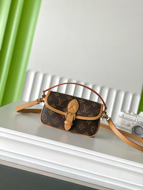 夏季特惠💰720 原单LV M83298 尺寸：19×10.5×6cm NANO DIANE 迷你法棍包 变码芯片
