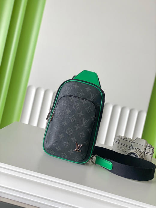 夏季特惠💰750 原单LV M25891 尺寸：30×16×5.7cm AUENUE 黑花单肩胸包 变码芯片 商品图0