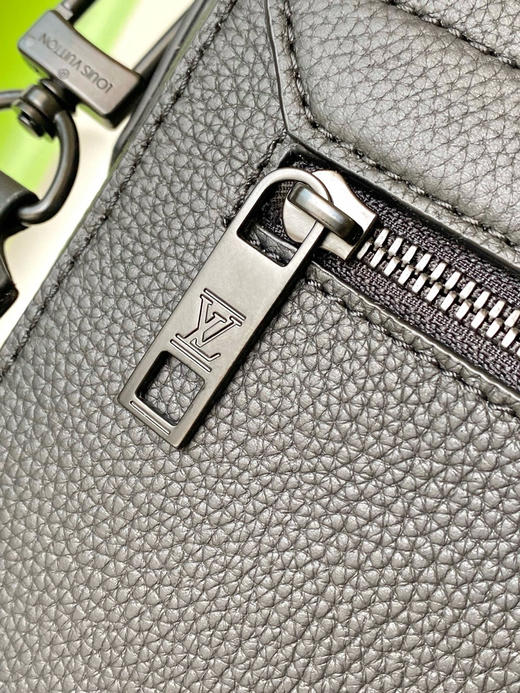 夏季特惠💰850 原单LV M57080 尺寸：28×24×10cm TAKEOFF 全皮邮差包 变码芯片 商品图6