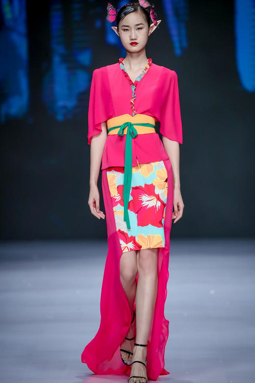 2202056 玫香暗影半裙 雾境，温馨提示：图片为走秀版，大货版型稍作调整更适用于日常穿着。此款半裙稍微改了款式 商品图1