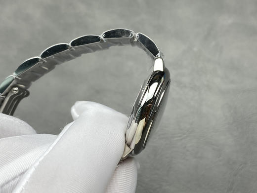 AF——卡地亚33mm蓝气球系列腕表
【表壳】直径33毫米，原装一致！精钢材质表壳，最顶级蓝宝水晶镜面月牙开口一模一样。全部可与原装正品手表零件互换！精细无比！整个手表基于正品原版开模的copy版本❕ 商品图4