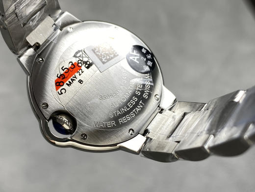 AF——卡地亚33mm蓝气球系列腕表
【表壳】直径33毫米，原装一致！精钢材质表壳，最顶级蓝宝水晶镜面月牙开口一模一样。全部可与原装正品手表零件互换！精细无比！整个手表基于正品原版开模的copy版本❕ 商品图6