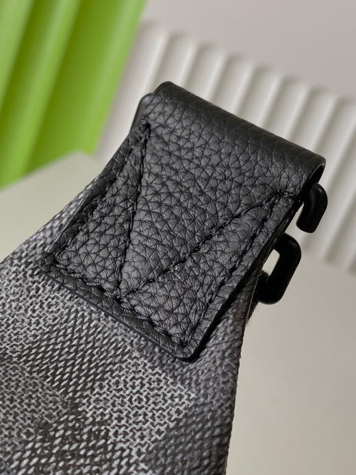 夏季特惠💰760 原单LV M14920 尺寸：30×15×8cm RUSH 黑格迷彩腰包 变码芯片 商品图6