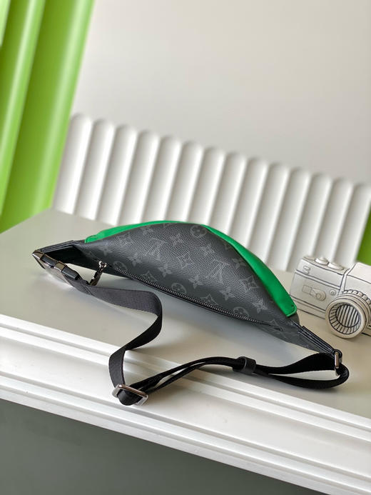 夏季特惠💰730 原单LV M25924 尺寸：44×15×9cm DISCOVERY 黑花腰包 变码芯片 商品图3