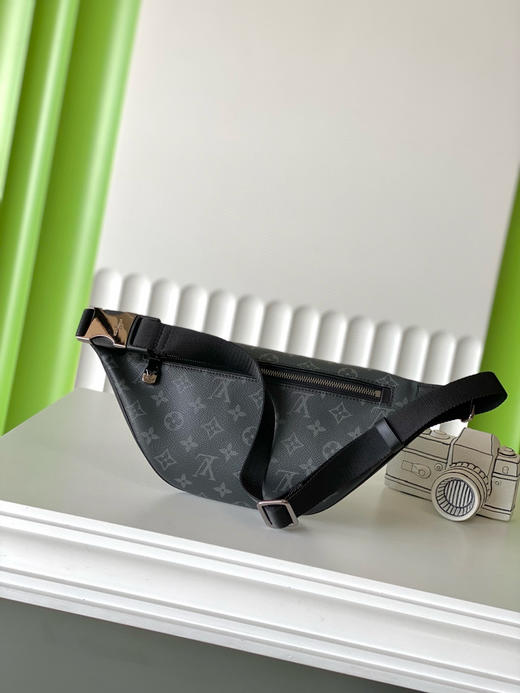 夏季特惠💰730 原单LV M25924 尺寸：44×15×9cm DISCOVERY 黑花腰包 变码芯片 商品图2