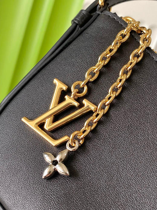 夏季特惠💰760 原单LV M25525 尺寸：23×10×4cm Pochette LV Bloom 腋下包 变码芯片 商品图4