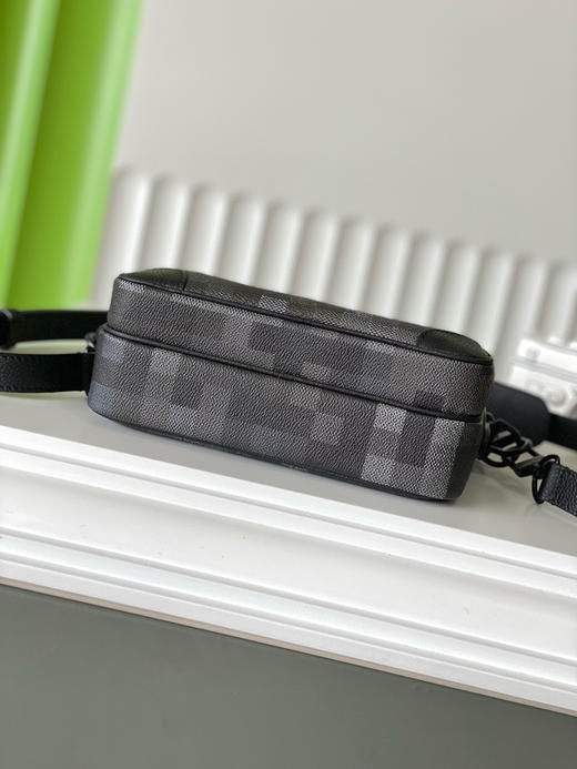 夏季特惠💰760 原单LV M14988 尺寸：25×17.5×11cm NIL 黑格迷彩邮差包 变码芯片 商品图3