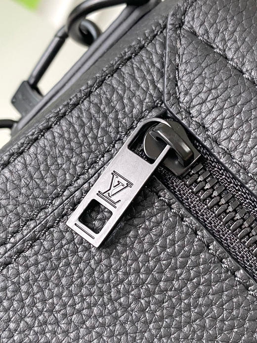 夏季特惠💰800 原单LV M24769 尺寸：22×16.5×7cm TAKEOFF 全皮邮差包 变码芯片 商品图5