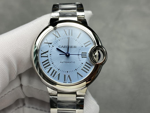 AF——卡地亚33mm蓝气球系列腕表
【表壳】直径33毫米，原装一致！精钢材质表壳，最顶级蓝宝水晶镜面月牙开口一模一样。全部可与原装正品手表零件互换！精细无比！整个手表基于正品原版开模的copy版本❕ 商品图0