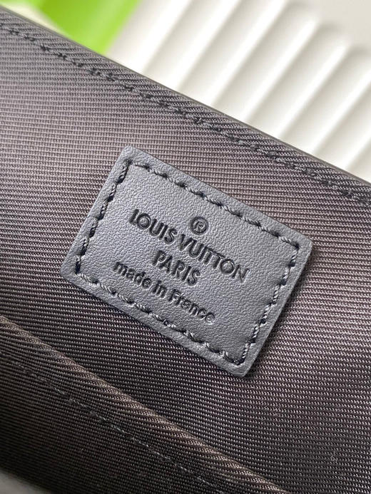 夏季特惠💰800 原单LV M24769 尺寸：22×16.5×7cm TAKEOFF 全皮邮差包 变码芯片 商品图8