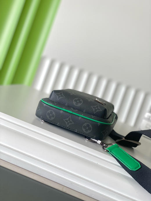 夏季特惠💰750 原单LV M25891 尺寸：30×16×5.7cm AUENUE 黑花单肩胸包 变码芯片 商品图3