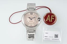 AF——卡地亚33mm蓝气球系列腕表
【表壳】直径33毫米，原装一致！精钢材质表壳，最顶级蓝宝水晶镜面月牙开口一模一样。全部可与原装正品手表零件互换！精细无比！整个手表基于正品原版开模的copy版本❕