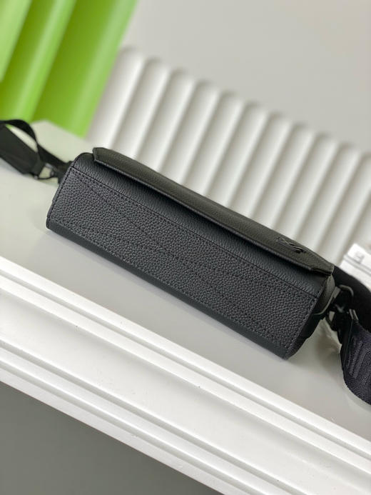 夏季特惠💰800 原单LV M24769 尺寸：22×16.5×7cm TAKEOFF 全皮邮差包 变码芯片 商品图3