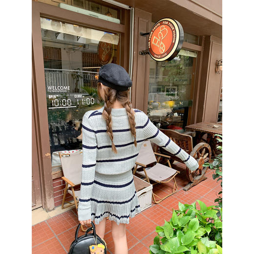 <曾小咸推荐>现货秒杀！微信超特价！翻领条纹针织衫高腰百裙两件套装 日常299.99 立减130 秒杀169.99！ 商品图4