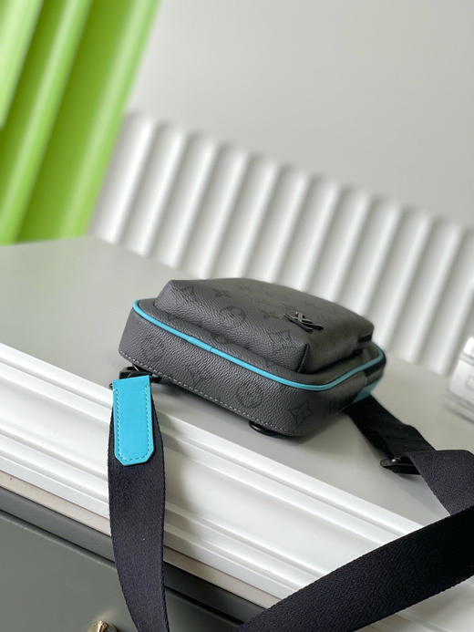 夏季特惠💰780 原单LV M11703 尺寸：30×16×5.7cm AUENUE 灰花单肩胸包 变码芯片 商品图3