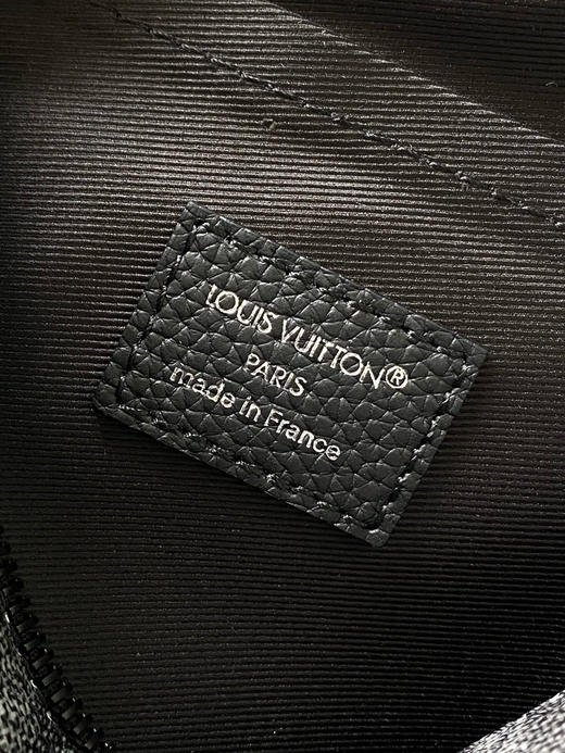 夏季特惠💰760 原单LV M14988 尺寸：25×17.5×11cm NIL 黑格迷彩邮差包 变码芯片 商品图8