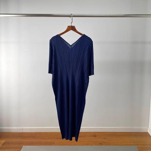 褶皱V领连衣裙！ 25年夏新款气质中长款对叠袖百褶裙大码宽松款！ 商品图1