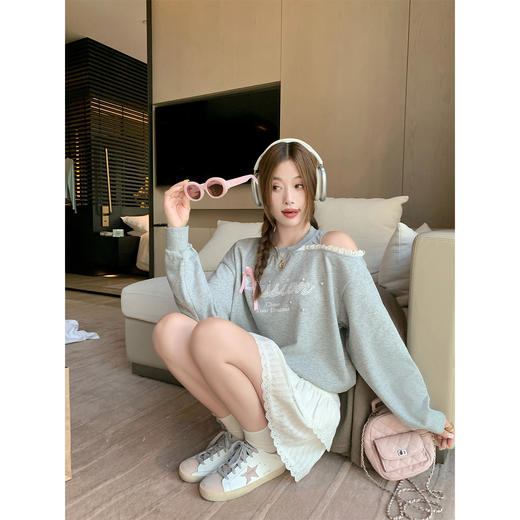 【149元任选2件】现货！蕾丝拼接露肩字母卫衣 商品图2