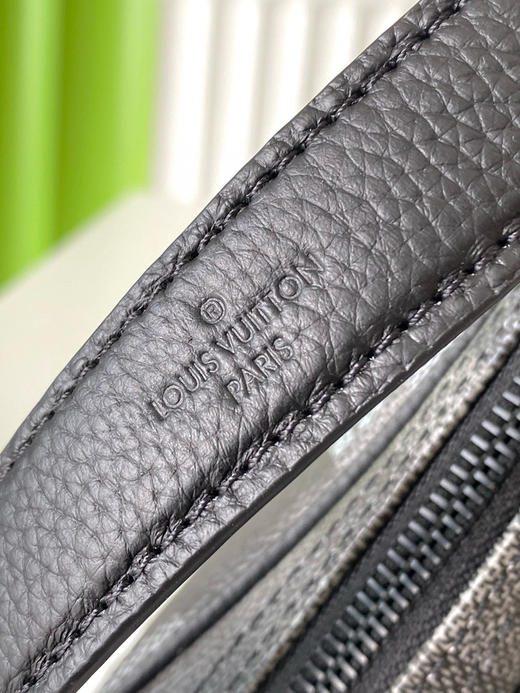 夏季特惠💰760 原单LV M14988 尺寸：25×17.5×11cm NIL 黑格迷彩邮差包 变码芯片 商品图5