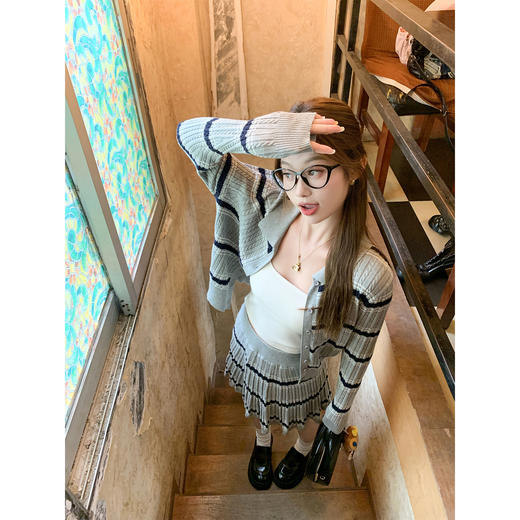 <曾小咸推荐>现货秒杀！微信超特价！翻领条纹针织衫高腰百裙两件套装 日常299.99 立减130 秒杀169.99！ 商品图2