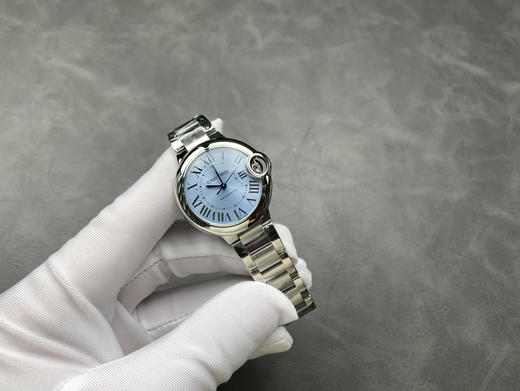 AF——卡地亚33mm蓝气球系列腕表
【表壳】直径33毫米，原装一致！精钢材质表壳，最顶级蓝宝水晶镜面月牙开口一模一样。全部可与原装正品手表零件互换！精细无比！整个手表基于正品原版开模的copy版本❕ 商品图3