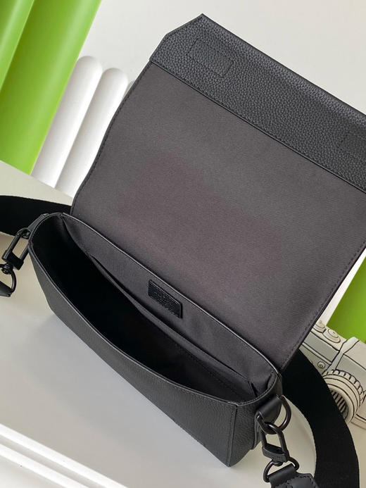 夏季特惠💰800 原单LV M24769 尺寸：22×16.5×7cm TAKEOFF 全皮邮差包 变码芯片 商品图7